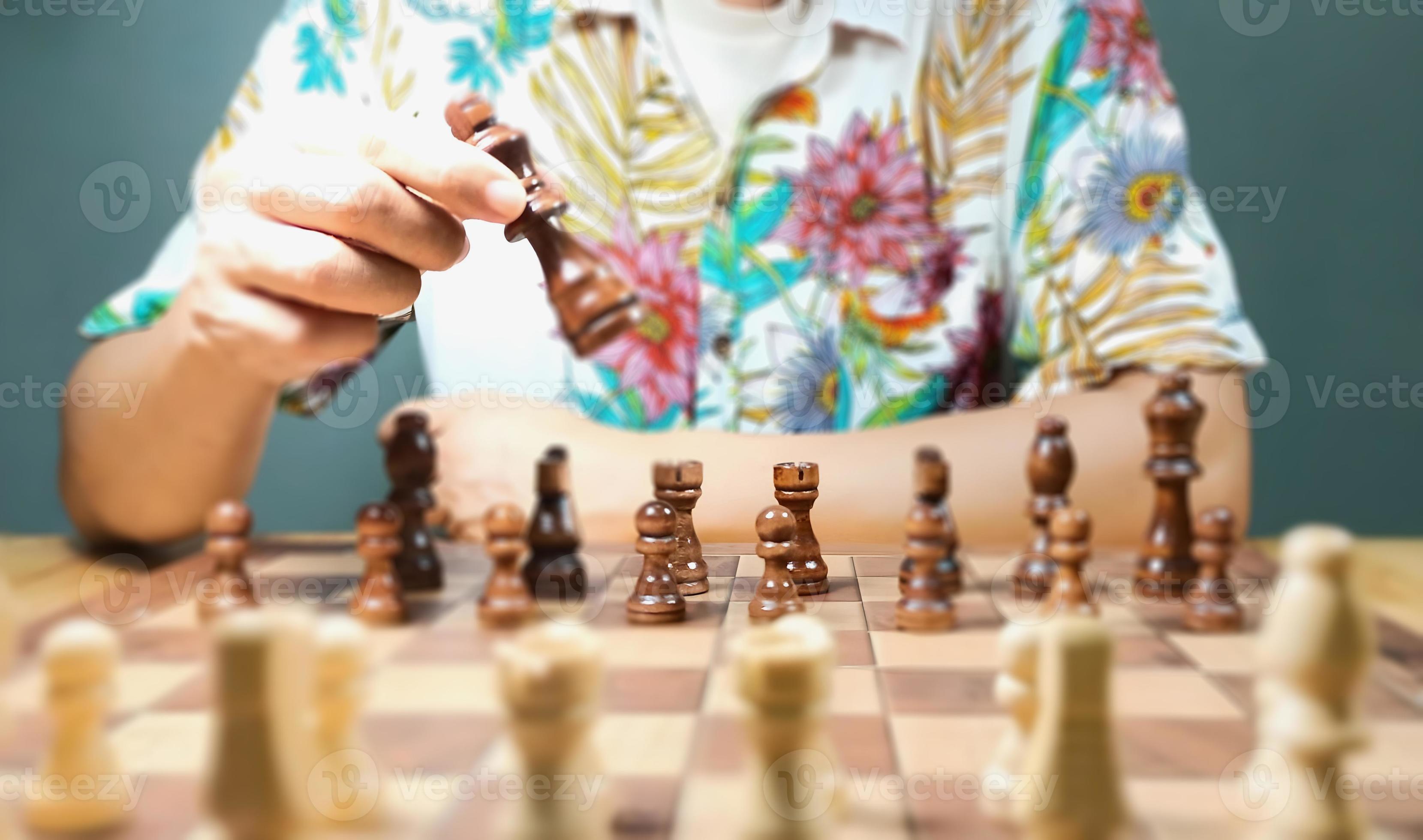 homem jogar xadrez mostra uma forte vontade de planejar e lutar no campo  para derrotar seus oponentes. imagens mostram diferentes períodos de tempo.  do início ao fim e prever a descida do